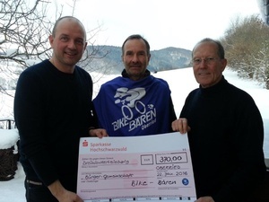 Scheck�bergabe durch die Bike-B�ren